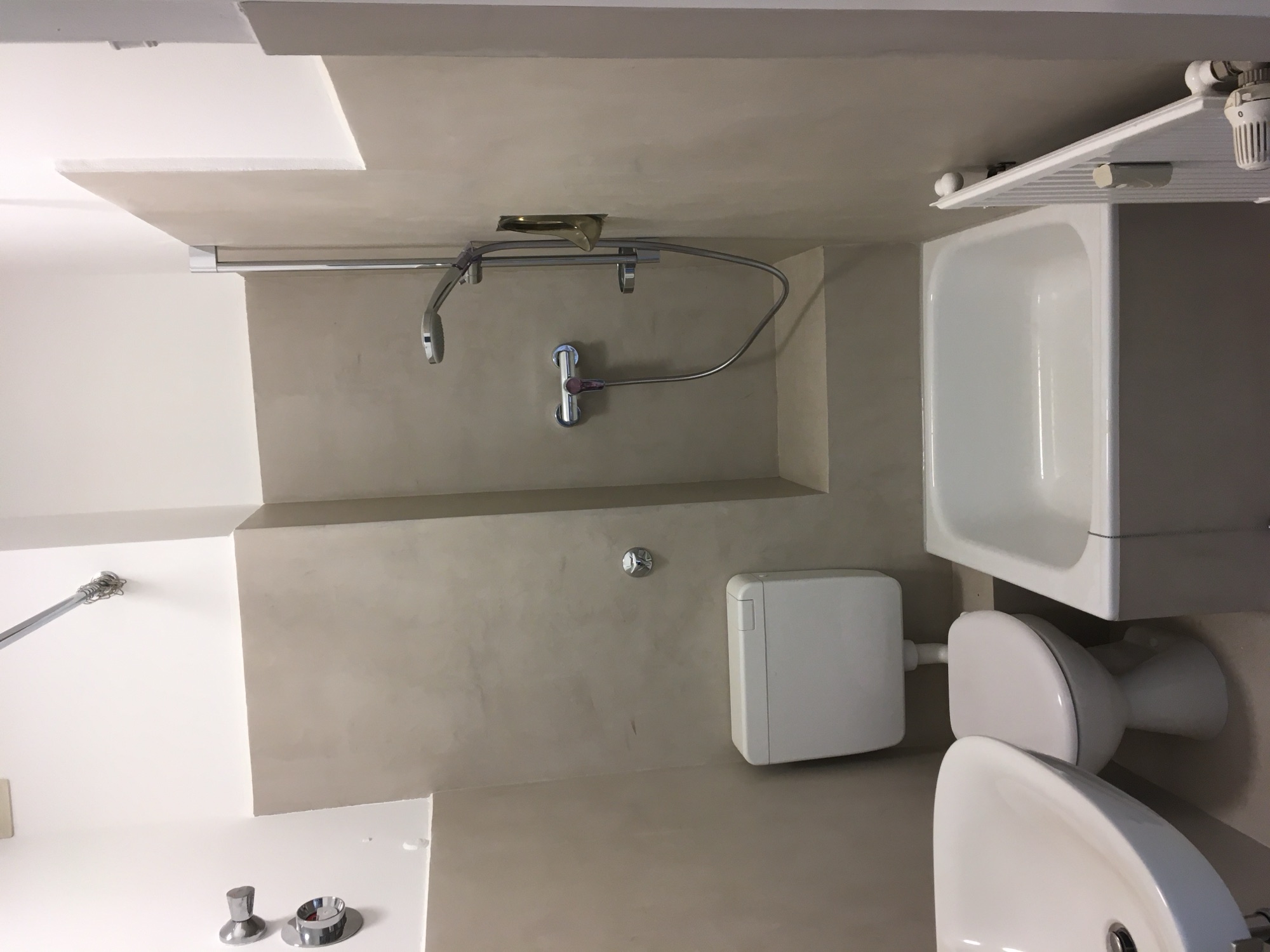 Modern renoviertes Bad mit nahtloser Wandbeschichtung
