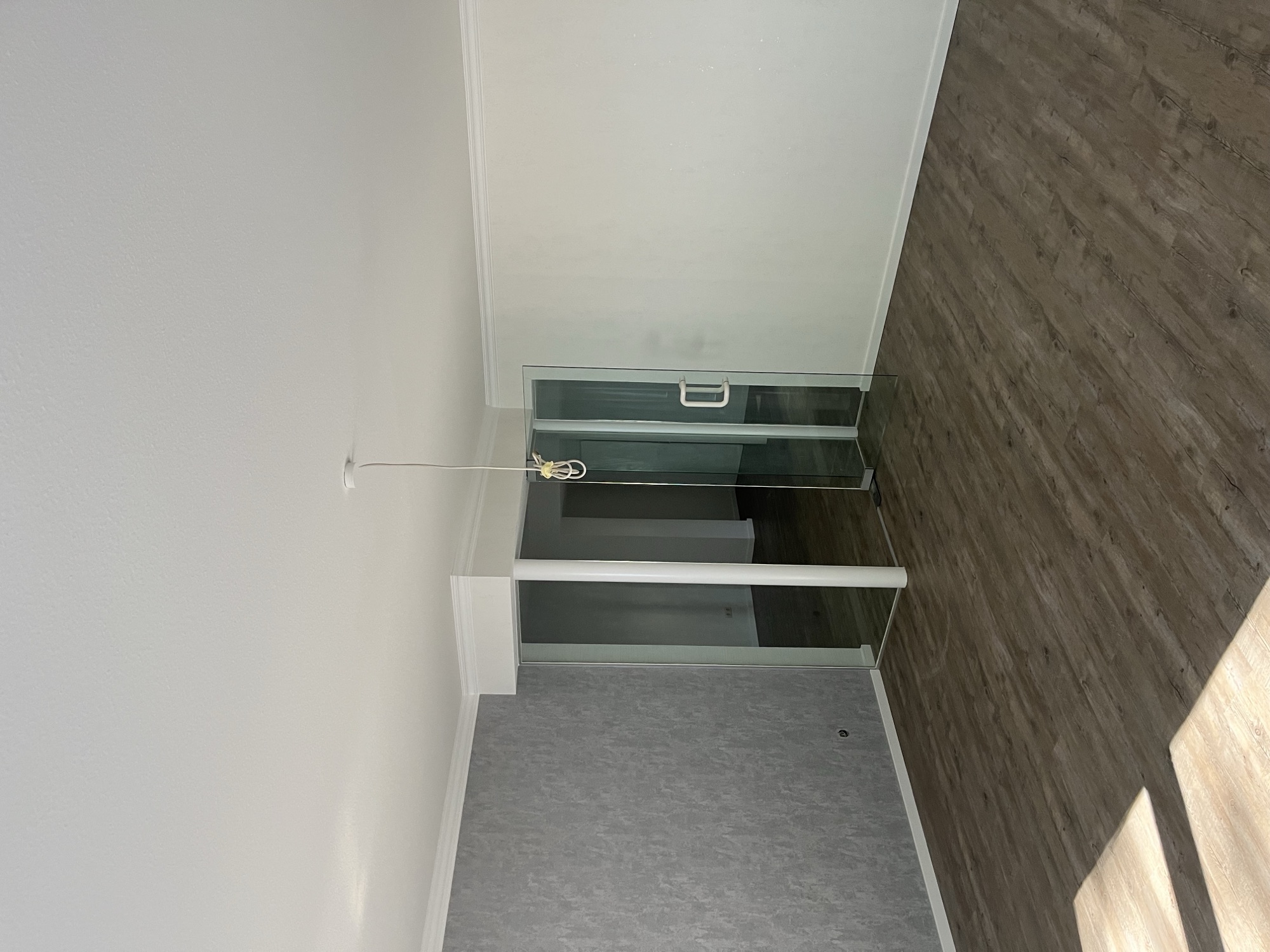 Modern renovierter Raum mit Akzentwand und Holzbodenoptik
